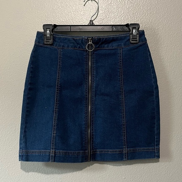 TINSELTOWN- NEW Denim Mini Skirt with Front Zipper Size 3/26 - Picture 1 of 4